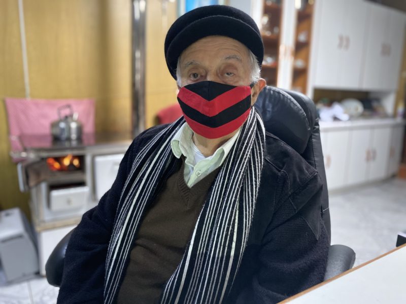 Viterbo Souza Oliveira, de 90 anos, já assistiu 50 nevadas, mas não gosta do frio – Foto: Jacson Botelho/ND