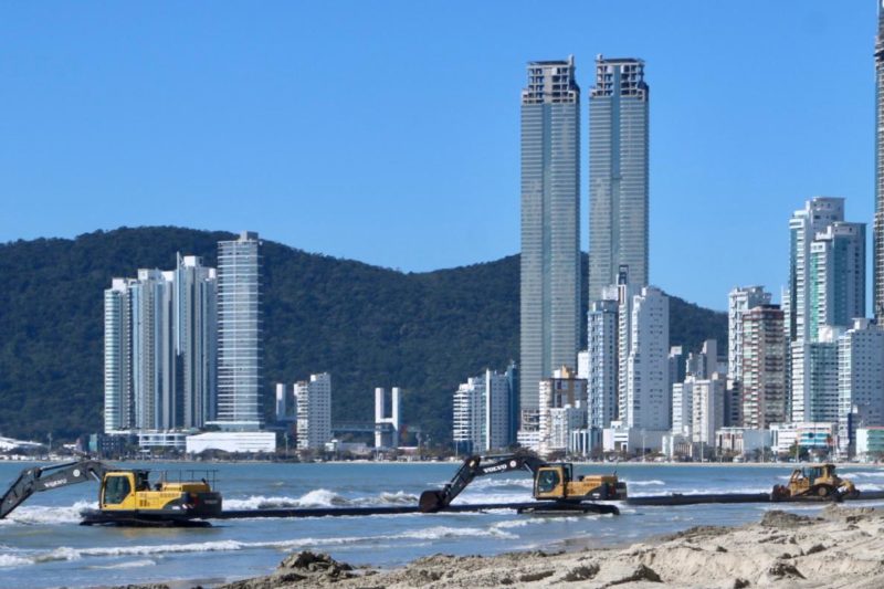 A linha de tubos foi posicionada flutuando, uma vez que estava pressurizada – Foto: Secom BC/Divulga&ccedil;&atilde;o