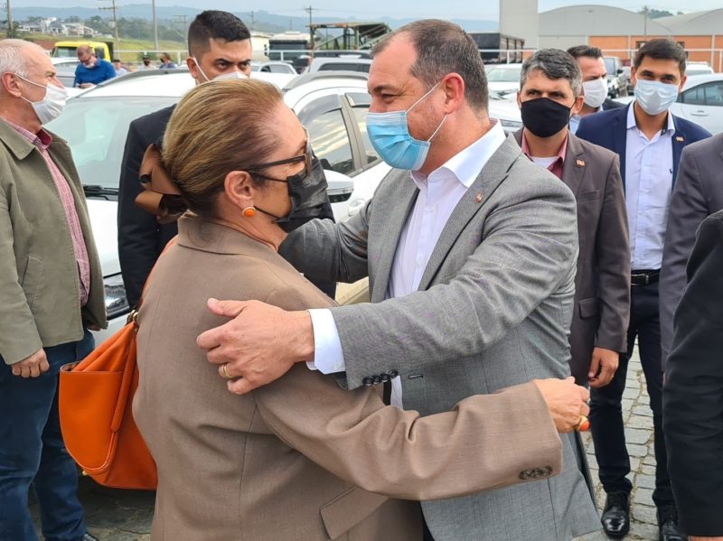 Ada de Luca abra&ccedil;a Carlos Mois&eacute;s; a filha mais nova de Ada, Giovana De Luca, ocupa um cargo de segundo escal&atilde;o no governo – Foto: Divulga&ccedil;&atilde;o/ND