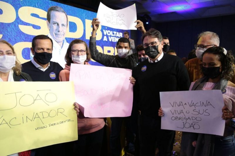 Simpatizantes de D&oacute;ria com cartazes colocando o governador como o candidato da vacina – Foto: Divulga&ccedil;&atilde;o