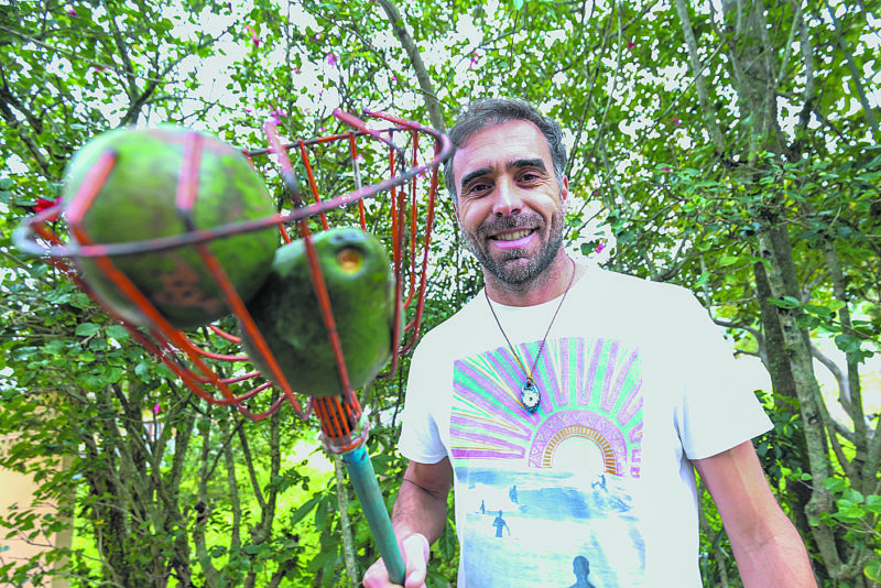 O manezinho Jorge João de Sousa, 40 anos, faz compostagem de matéria orgânica, vende mel em potes reciclados e colhe os abacates que consome no quintal de casa – Foto: Anderson Coelho/ND