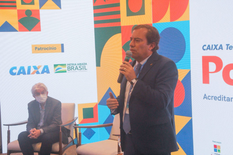 Padre Vilson Groh e o presidente da Caixa, Pedro Guimar&atilde;es – Foto: Luiz Evangelista/ND