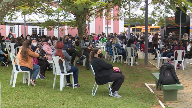 Profissionais que aderiram &agrave; greve fizeram paraliza&ccedil;&atilde;o em frente &agrave; prefeitura de Itaja&iacute; – Foto: Elias Gotaski/NDTV