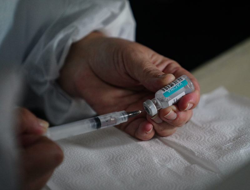 Uma profissional da saúde prepara doses da vacina AstraZeneca para serem aplicadas na população – Foto: Ricardo Wolffenbüttel/Governo de SC/ND