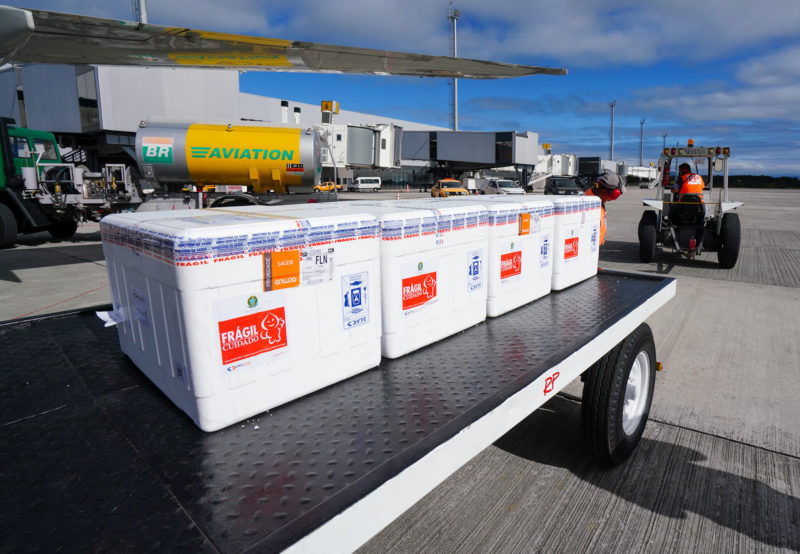 Caixas de isopor em cima de carrinho e aparece o céu com algumas nuvens
