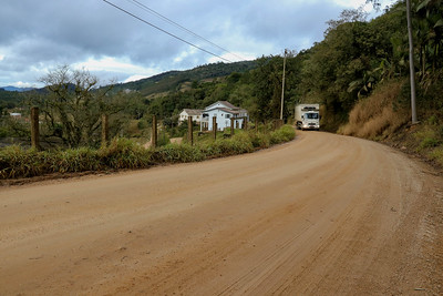 A obra contempla dois trechos ainda não asfaltados entre o distrito de Azambuja e a área central de Pedras Grandes – Foto: Mauricio Vieira/Secom/ND