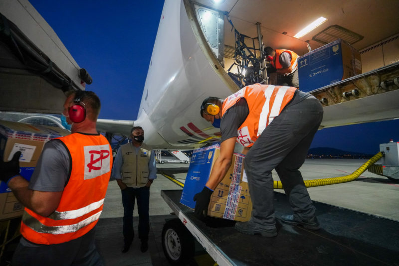 Pessoas tiram caixa de dentro de avião