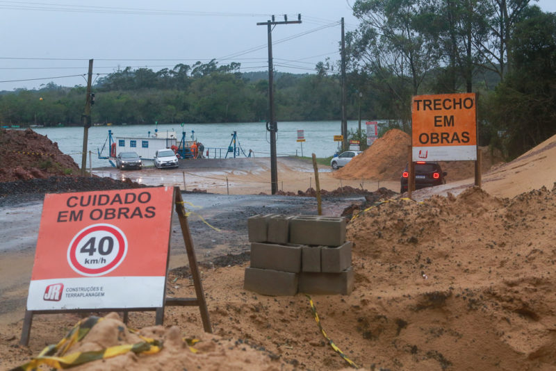 Obra dos acessos para a futura ponte que ir&aacute; ligar Morro dos Conventos e Ilhas seguem em Ararangu&aacute; – Foto: Julio Cavalheiro/Secom/ND