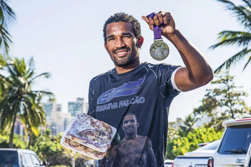 Atleta brasileiro e sua medalha – Foto: Arquivo