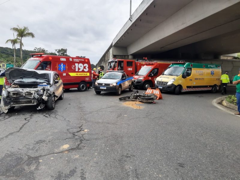 FOTOS: Acidente deixa trânsito lento na marginal da BR-101 em Joinville