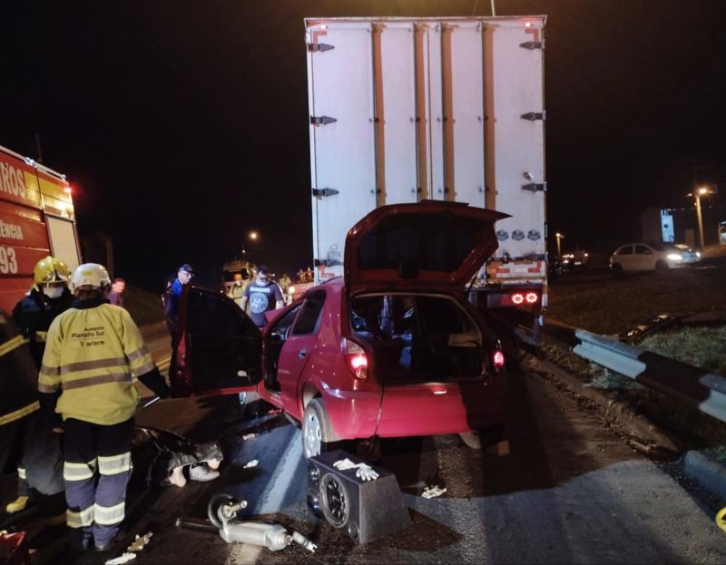 Para retirada das v&iacute;timas de dentro do ve&iacute;culo, foram necess&aacute;rias t&eacute;cnicas de resgate veicular e desencarceramento das v&iacute;timas – Foto: Corpo de Bombeiros/ND