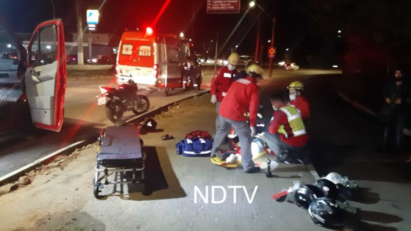 Um grave acidente terminou com a morte de um jovem motociclista na noite de domingo (8), em Joinville. Gustavo Leandro Borges Silva, de 27 anos, morreu depois de bater em um poste na zona Leste da cidade. O acidente aconteceu na rua Albano Schmidt, bairro Boa Vista, e de acordo com os bombeiros, a moto seguia pela via quando o motociclista se perdeu em uma curva e atingiu em cheio um dos postes da rua – Foto: Thiago Bonin/NDTV