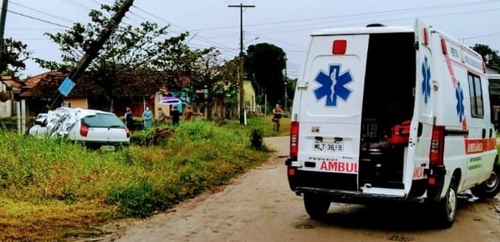 Acidente aconteceu na manhã desta segunda-feira (16), no bairro Salinas – Foto: Bombeiros Voluntários/Divulgação