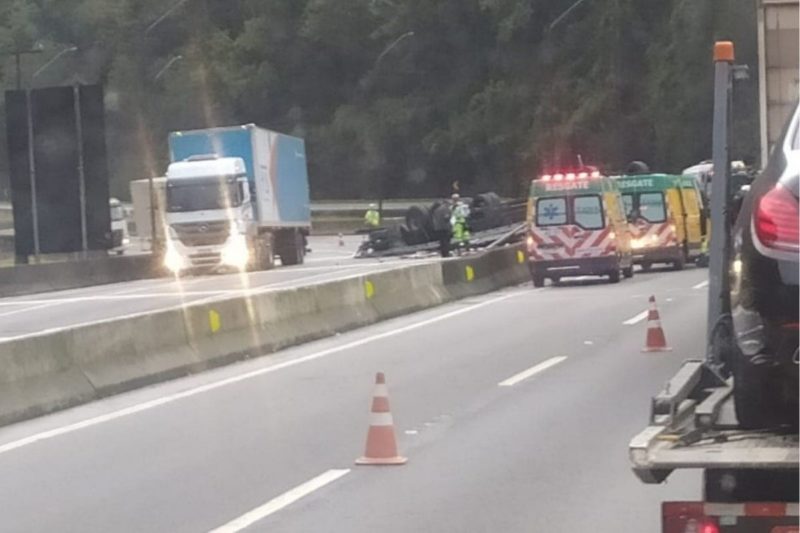 Acidente na BR-376 deixou uma v&iacute;tima fatal na manh&atilde; desta ter&ccedil;a-feira (31) – Foto: Internet