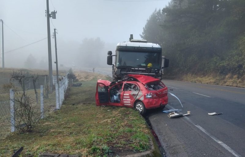 Mais um grave acidente deixou duas pessoas mortas na manhã desta segunda-feira (2), no Planalto Norte. De acordo com a PMRv (Polícia Militar Rodoviária), a colisão aconteceu por volta das 7h30, no Km 27 da SC-418, em Campo Alegre. O carro, com placas de São Bento do Sul, seguia no sentido Joinville quando o motorista perdeu o controle na curva e bateu de frente em um caminhão, com placas de Fraiburgo, que seguia no sentido contrário – Foto: Campo Alegre Notícias/Divulgação