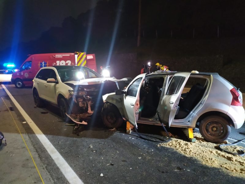Motorista invadiu a pista contrária, bateu de frente em outro veículo e matou duas pessoas – Foto: PRF/Divulgação