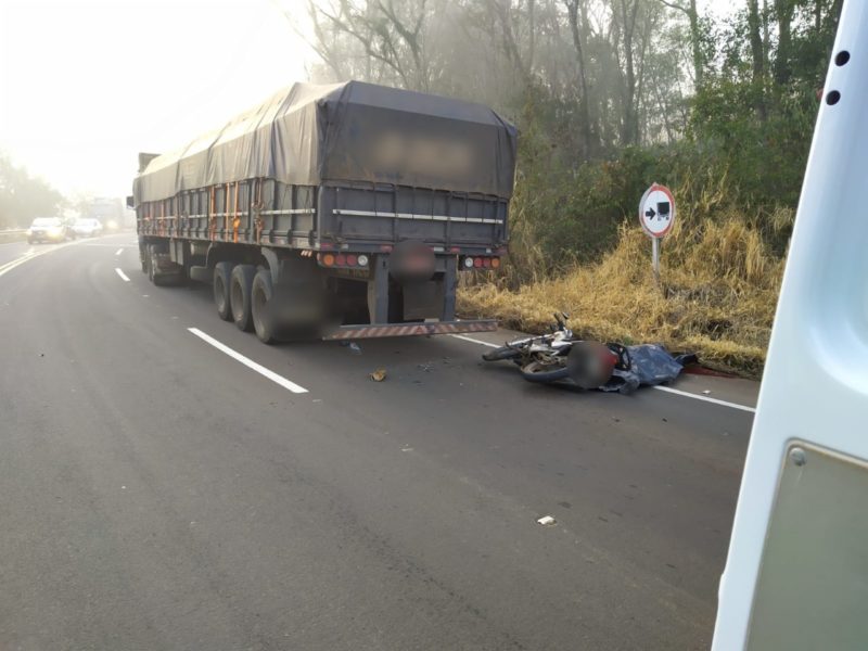 Motociclista não viu o caminhão parado na rodovia e bateu atrás – Foto: Corpo de Bombeiros/ND