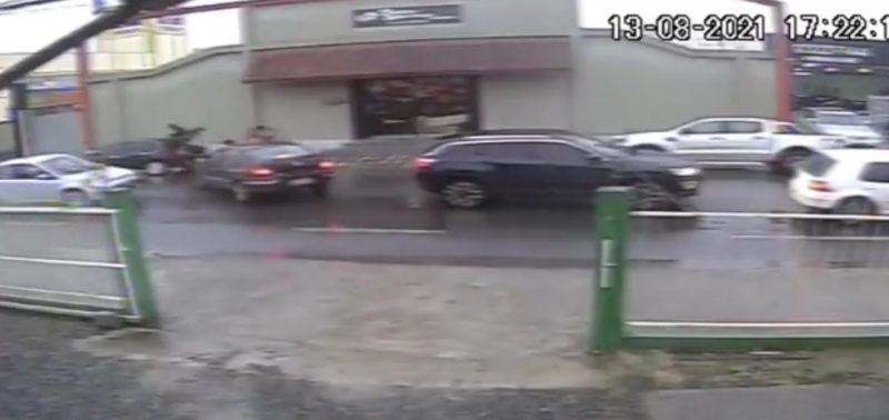 Um acidente chamou a atenção, na tarde desta sexta-feira (13), em Joinville. Após colidir com um carro, um motociclista acabou “voando” do veículo. Câmeras de monitoramento flagraram a cena – Foto: Reprodução/ND