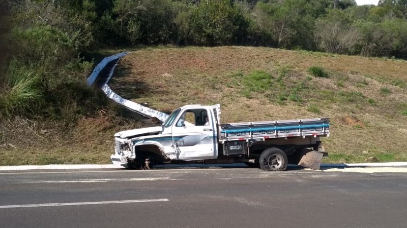 Chevrolet D-20 que estava acostado na pista após o acidente – Foto: 5° Batalhão de Bombeiros Militar/Reprodução/ND