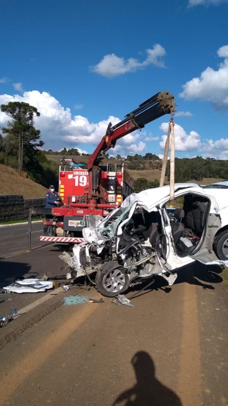 Prisma sendo retirado da estrada após acidente – Foto: 5° Batalhão de Bombeiros Militar/Reprodução/ND