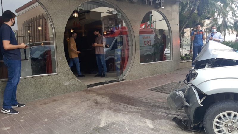 Motorista perde controle de carro e invade restaurante tradicional no Centro de Blumenau – Foto: Luiza Goulart/NDTV