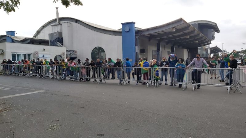 Apoiadores e autoridades chegaram cedo ao aeroporto de Joinville para acompanhar a chegada do presidente Jair Bolsonaro – Foto: Kelly Borges/NDTV