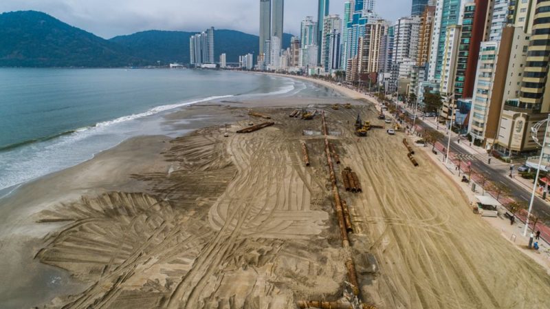 Draga já transportou mais de 300 mil metros cúbicos de areia em 5 dias em Balneário Camboriú &#8211; Foto: Ivan Rupp/Secom BC