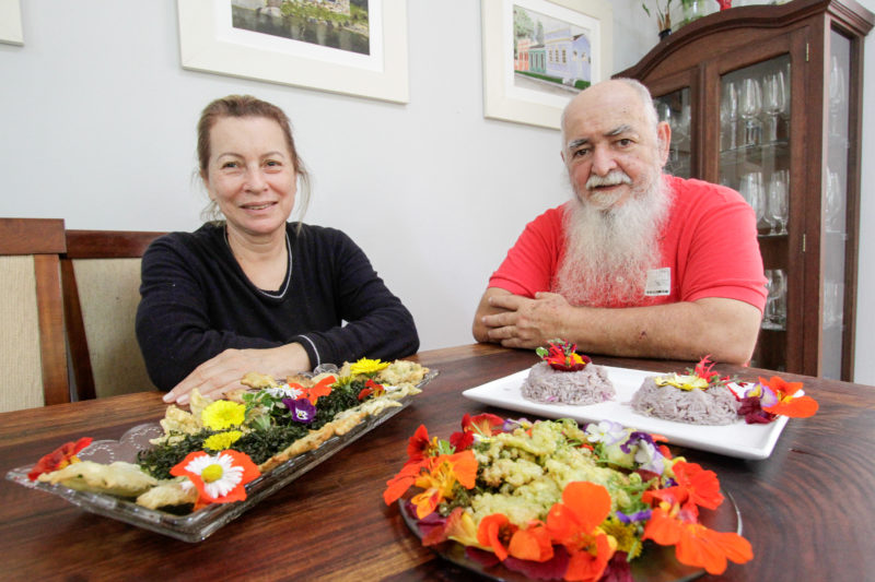 Tempur&aacute; de chaya e crispy de folha de chuchu &eacute; um dos pratos feitos por Al&eacute;sio com as PANCs – Foto: Leo Munhoz/ND