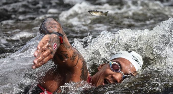 Peixe aparece de figurante na foto de Ana Marcela; campe&atilde; ol&iacute;mpica duas edi&ccedil;&otilde;es depois de participar das Olimp&iacute;adas – Foto: Jonne Roriz/COB