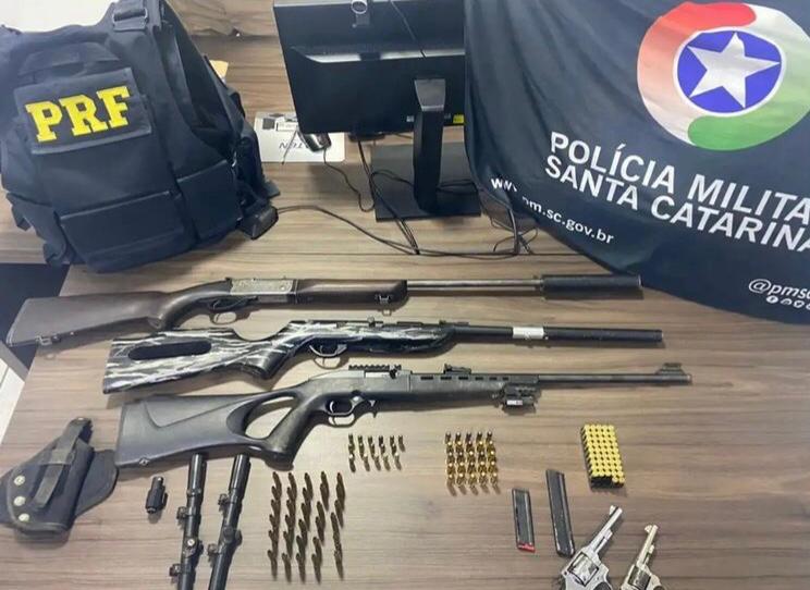 Armas de fogo foram encontradas na casa de um homem, que informou o paradeiro do suspeito de atirar contra as bases policiais – Foto: PM/Divulga&ccedil;&atilde;o