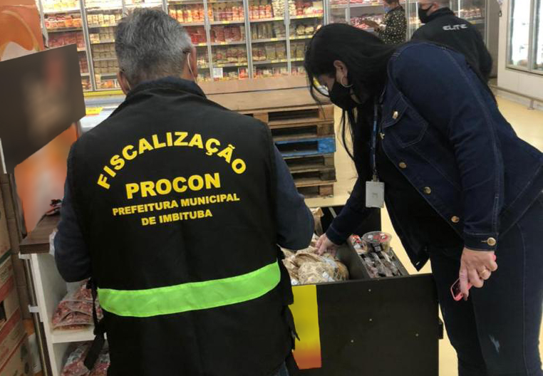 Procon de Imbituba apreendeu diversos produtos com validade vencida em três mercados – Foto: Divulgação/Procon/ND