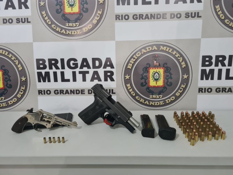 Os dois suspeitos foram presos com diversas armas de fogo – Foto: Brigada Militar de Severiano de Almeida (RS)/ND