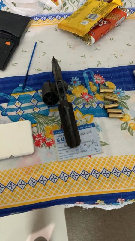 Homem que decepou a mão de jovem esperou os policiais chegarem com a arma sobre a mesa – Foto: PM/Divulgação
