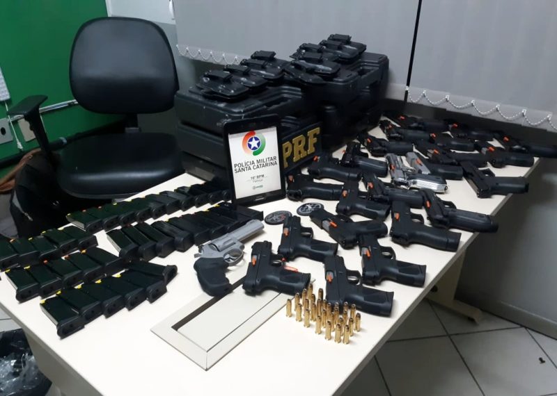 Armas apreendidas pela PMSC neste sábado (7) – Foto: Divulgação/PMSC