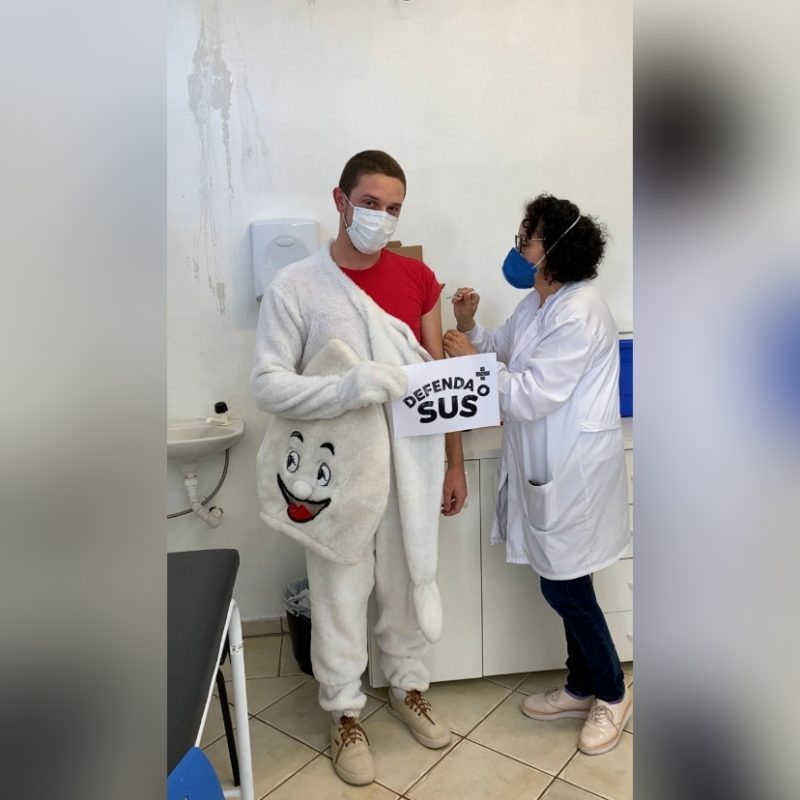 jornalista recebeu a primeira dose da vacina de Zé Gotinha