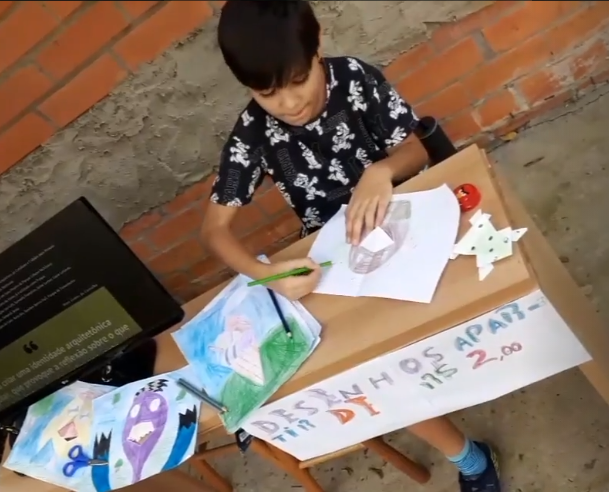 menino vendeu desenhos