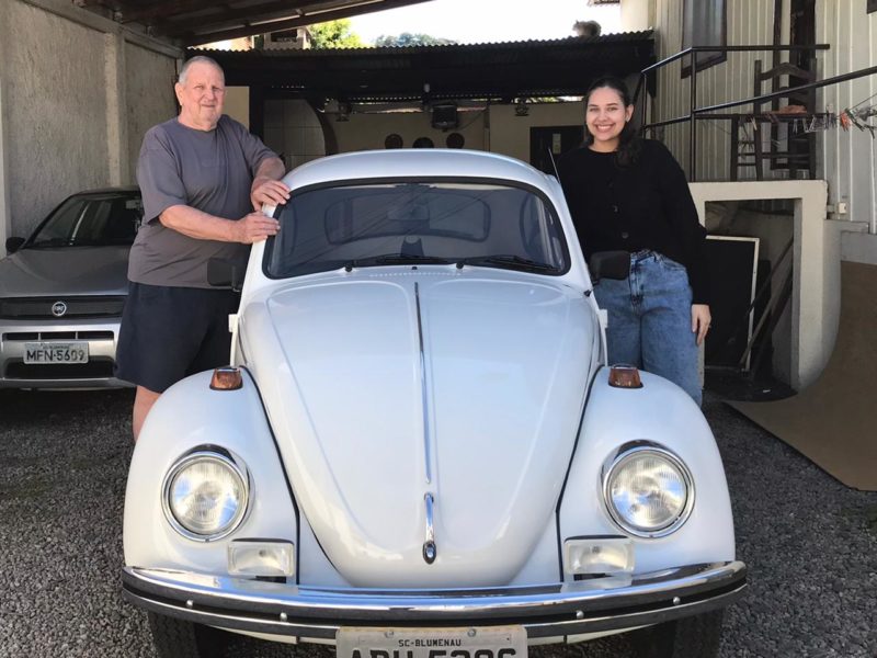Avô reformou fusca para ajudar no sonho da neta – Foto: Arquivo pessoal/Pietra Lautenschlager/ND