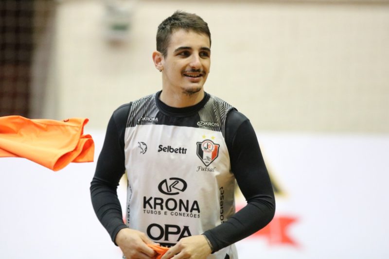 Nove meses depois de romper o ligamento, Arthur volta &agrave; quadra – Foto: Juliano Schmidt/JEC/Krona/Divulga&ccedil;&atilde;o/ND