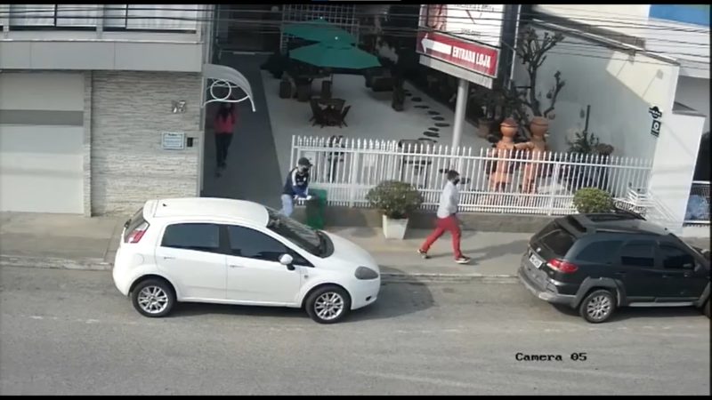 Criminosos utilizaram um veículo para fugir do local