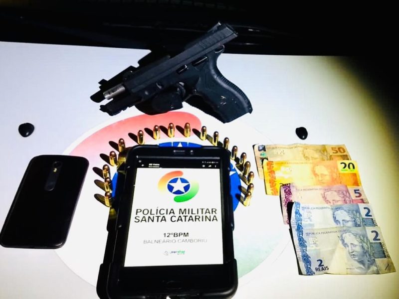 Com os bandidos foi encontrado dinheiro e um celular – Foto: PMSC/Divulga&ccedil;&atilde;o