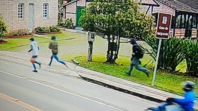 Homens assaltaram um supermercado em Pomerode nesta quarta-feira – Foto: Divulgação/PMSC/ND