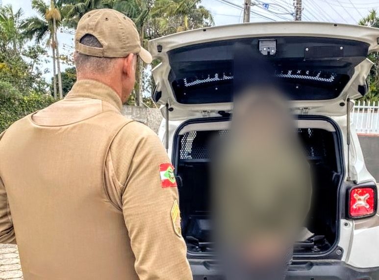 Mulher estava caminhando para casa quando foi encontrada por policiais após esfaquear noivo – Foto: PM/Divulgação