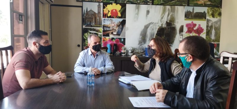 Ato contou com a presença dos secretários de Saúde, Administração e Educação