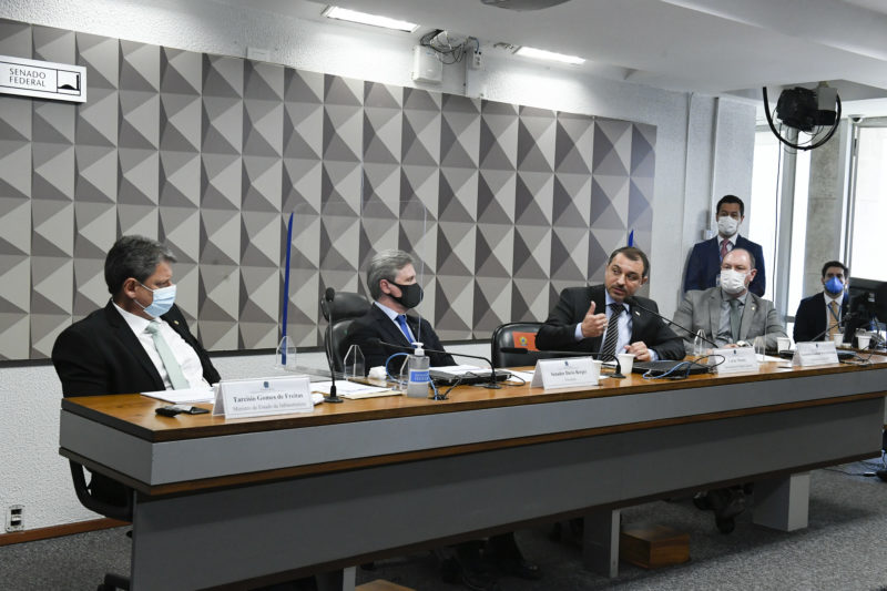 Governador Carlos Moisés e o ministro Tarcísio de Freitas chegaram a um acordo &#8211; Foto: Pedro França/Agência Senado/ND