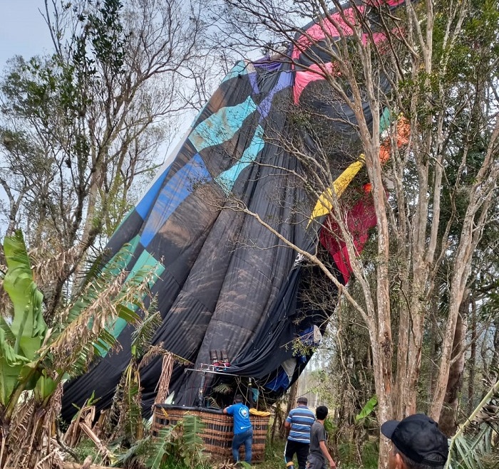 Bal&atilde;o fez pouso de emerg&ecirc;ncia em meio &agrave;s &aacute;rvores em Praia Grande – Foto: Reprodu&ccedil;&atilde;o/ND