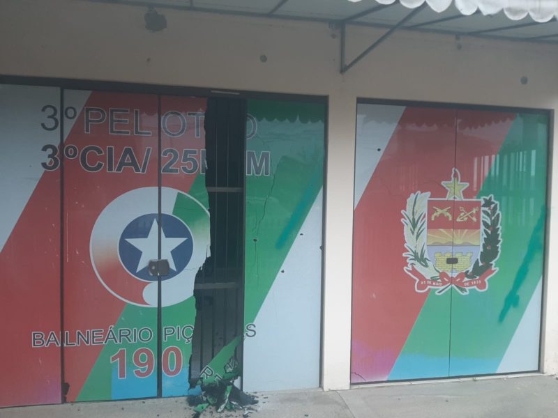 Base da Polícia Militar em Balneário Piçarras é alvo de disparos de arma de fogo – Foto: Reprodução/ND