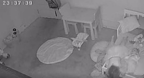 Beb&ecirc; &eacute; puxado para debaixo da cama – Foto: Reprodu&ccedil;&atilde;o/ND