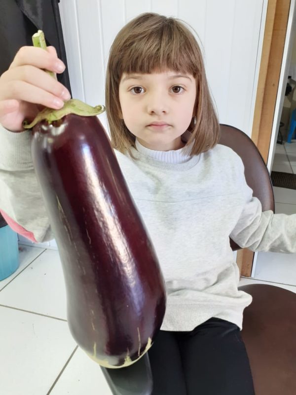 Sara, filha de Jo&atilde;o, tamb&eacute;m ficou surpresa com a berinjela – Foto: Arquivo pessoal