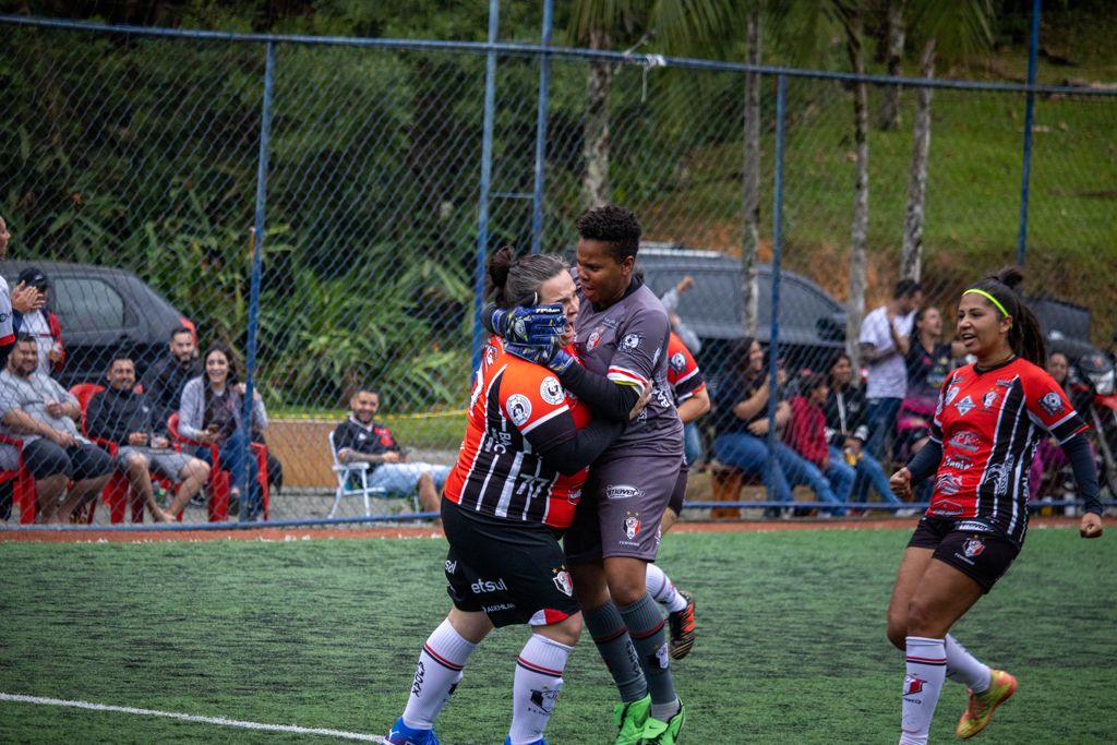 Coragem no pé: times de Joinville usam o futebol amador na luta contra o  racismo e homofobia - NSC Total