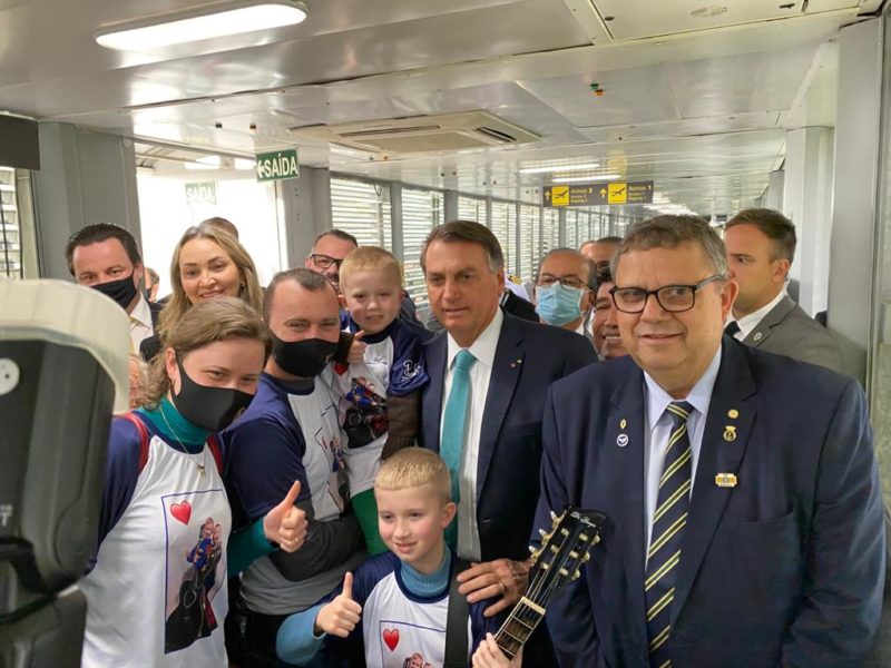Bolsonaro desembarcou em Joinville cercado por apoiadores, autoridades e crian&ccedil;as – Foto: Divulga&ccedil;&atilde;o/ assessoria Coronel Armando/ND